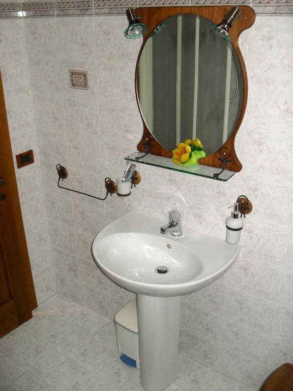 אניירי Affittacamere Casa Sofia חדר תמונה